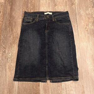Levi’s Perfectly Slimming Jeans Women’s Denim Skirt Back Slit Size 4